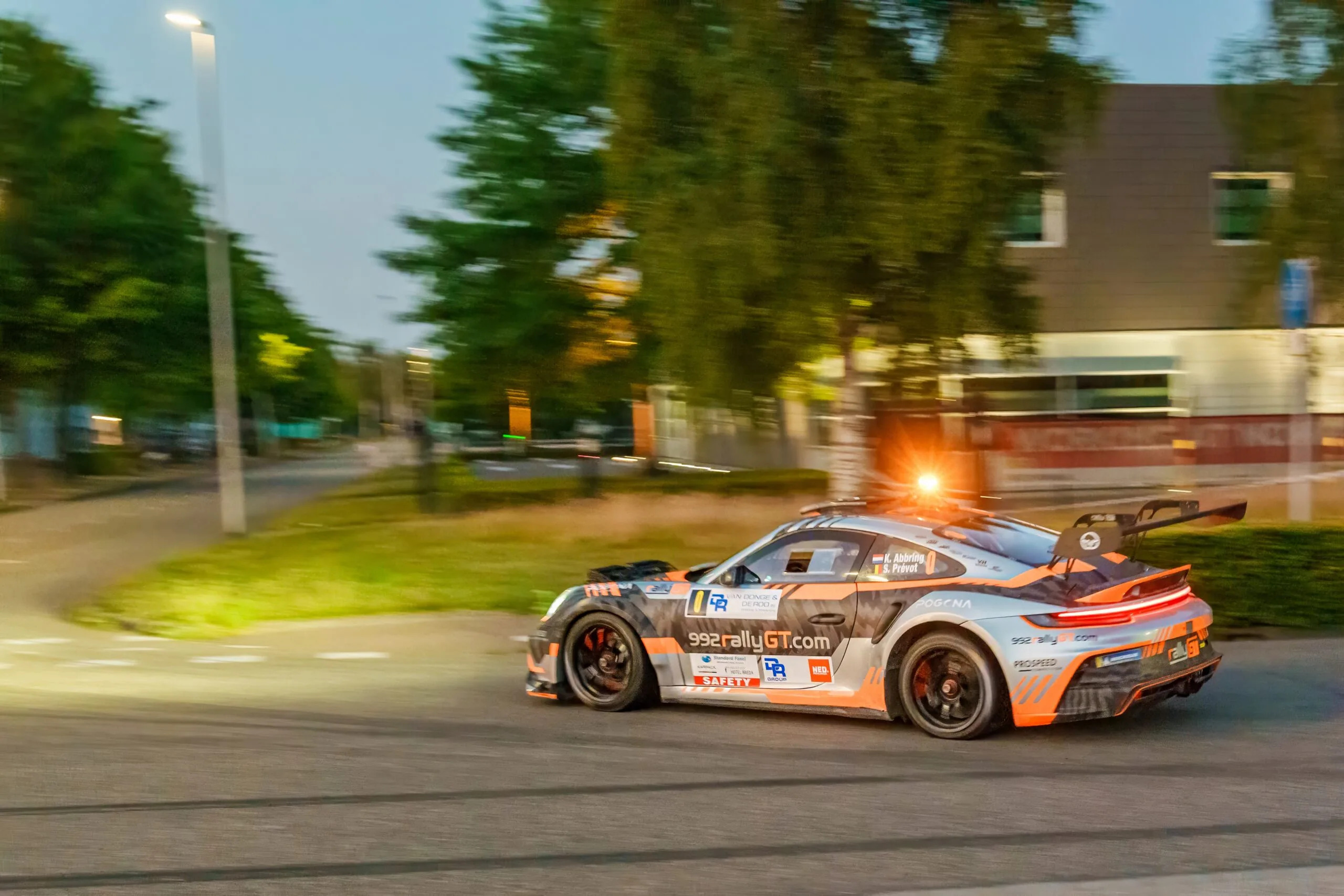 Racewagen in de schemering tijdens een stratenrace