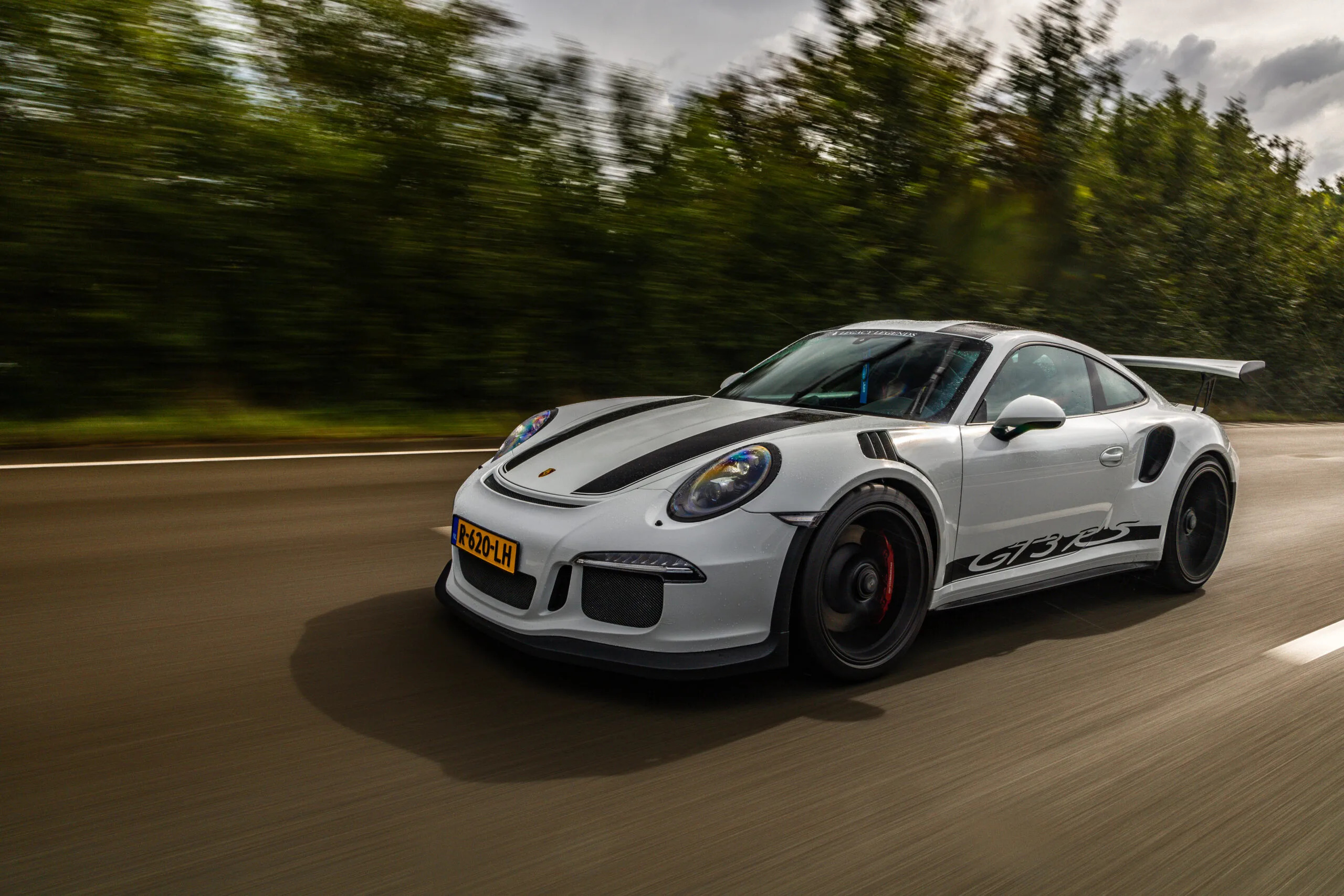 Porsche 911 GT3 RS in volle vaart, vastgelegd met een pantechniek