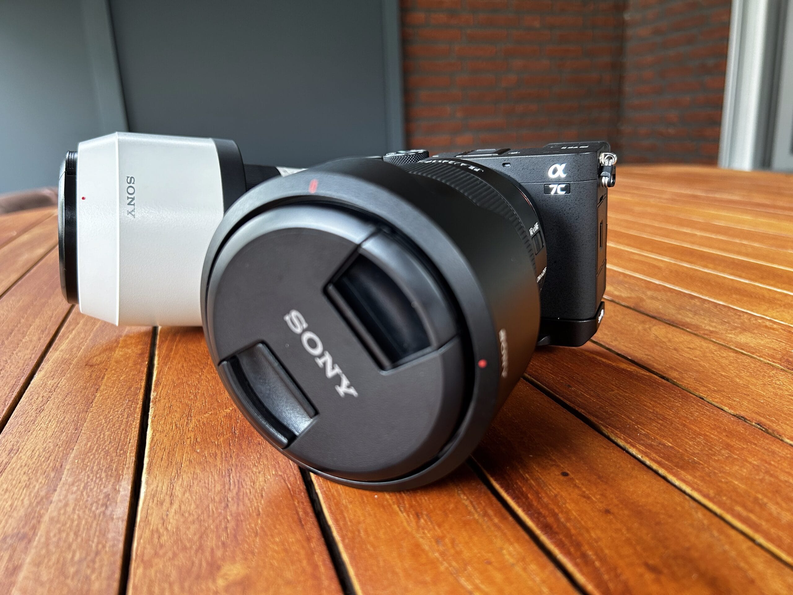 Sony Alpha 7C II met objectief op een houten tafel