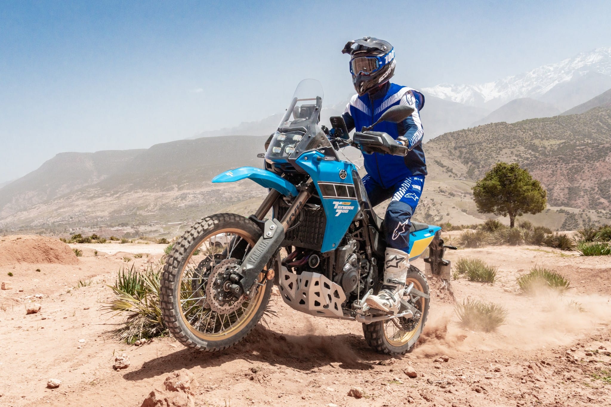 Rijder op de blauwe Yamaha Ténéré 700 in het Marokkaanse berglandschap