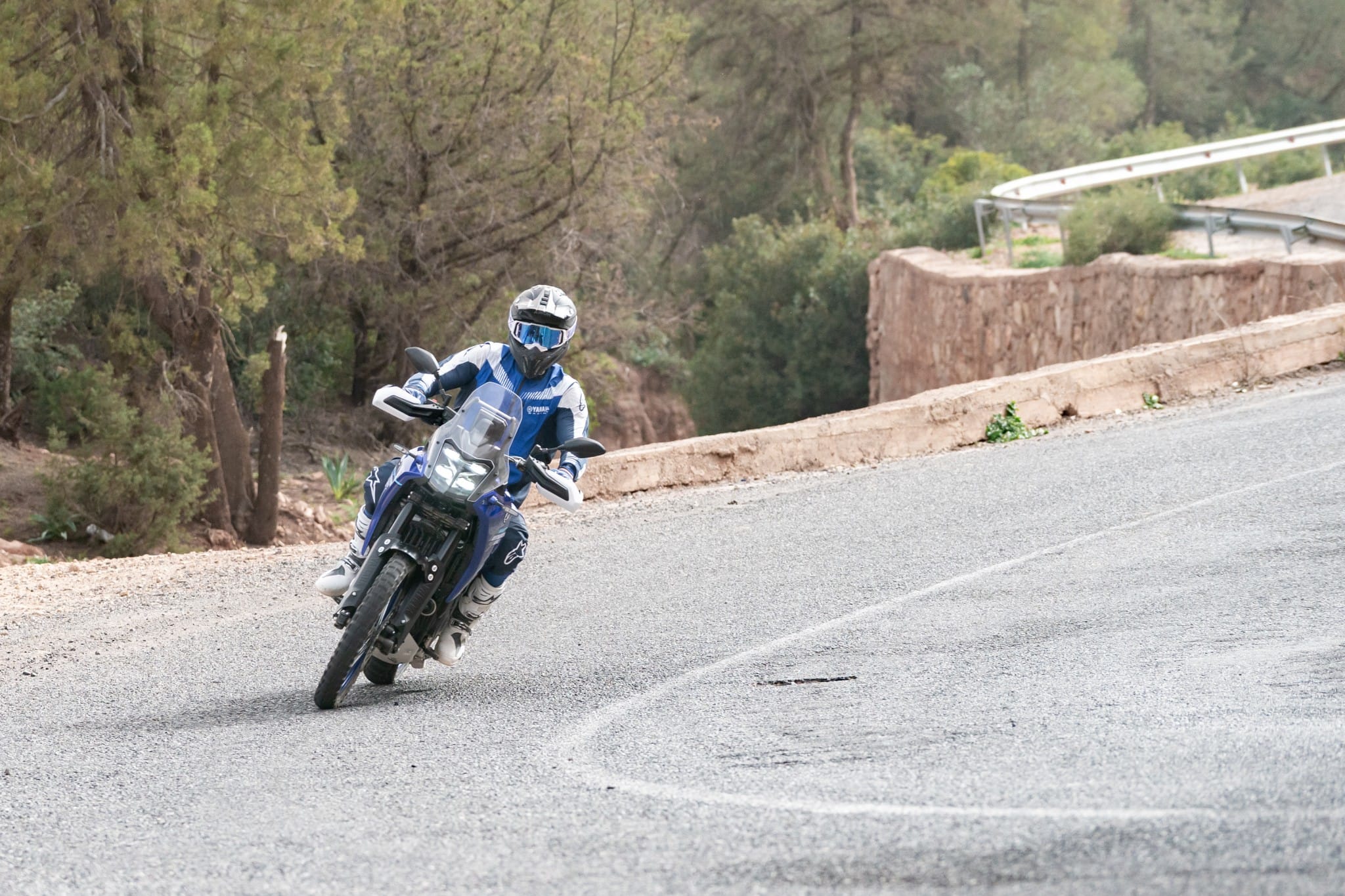 Yamaha Ténéré 700 in schuine stand door een asfaltbocht