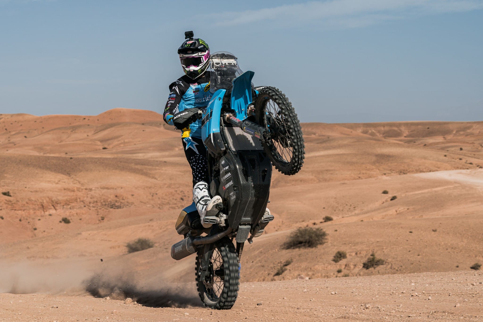 Rallyrijder trekt een wheelie op de Ténéré in de Agafay-woestijn