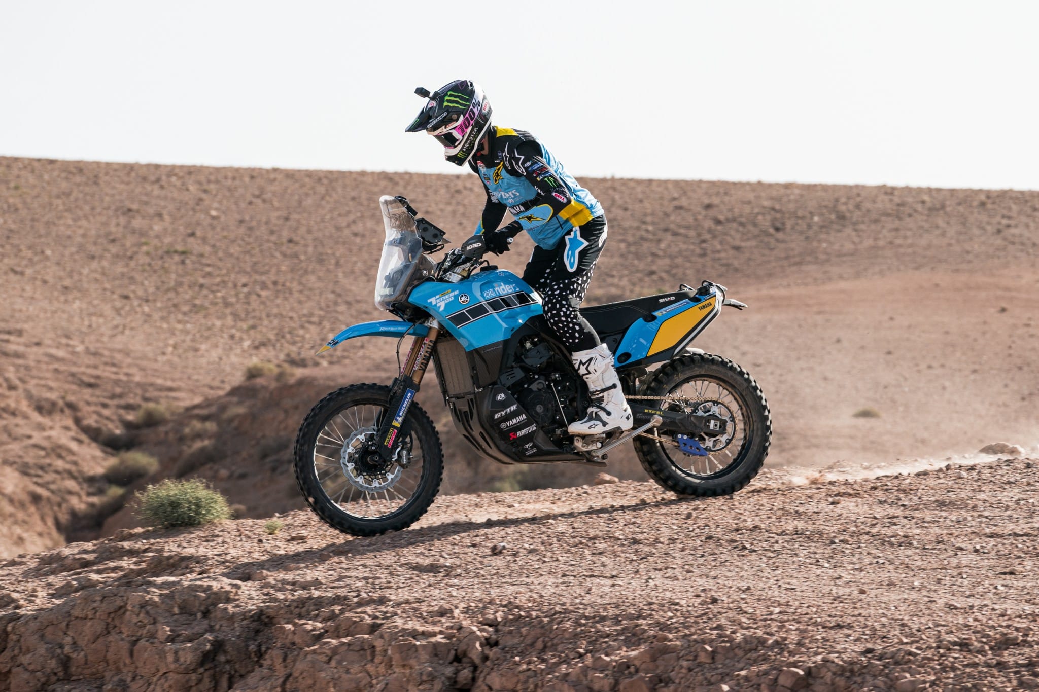 Rallyversie van de Yamaha Ténéré 700 op een zandheuvel bij Marrakech