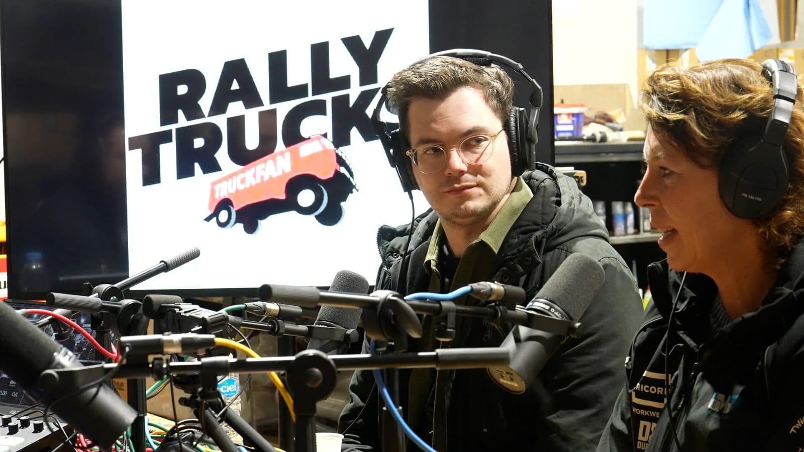 Robin Verheggen achter de microfoon tijdens de opname van de Rallytrucks-podcast