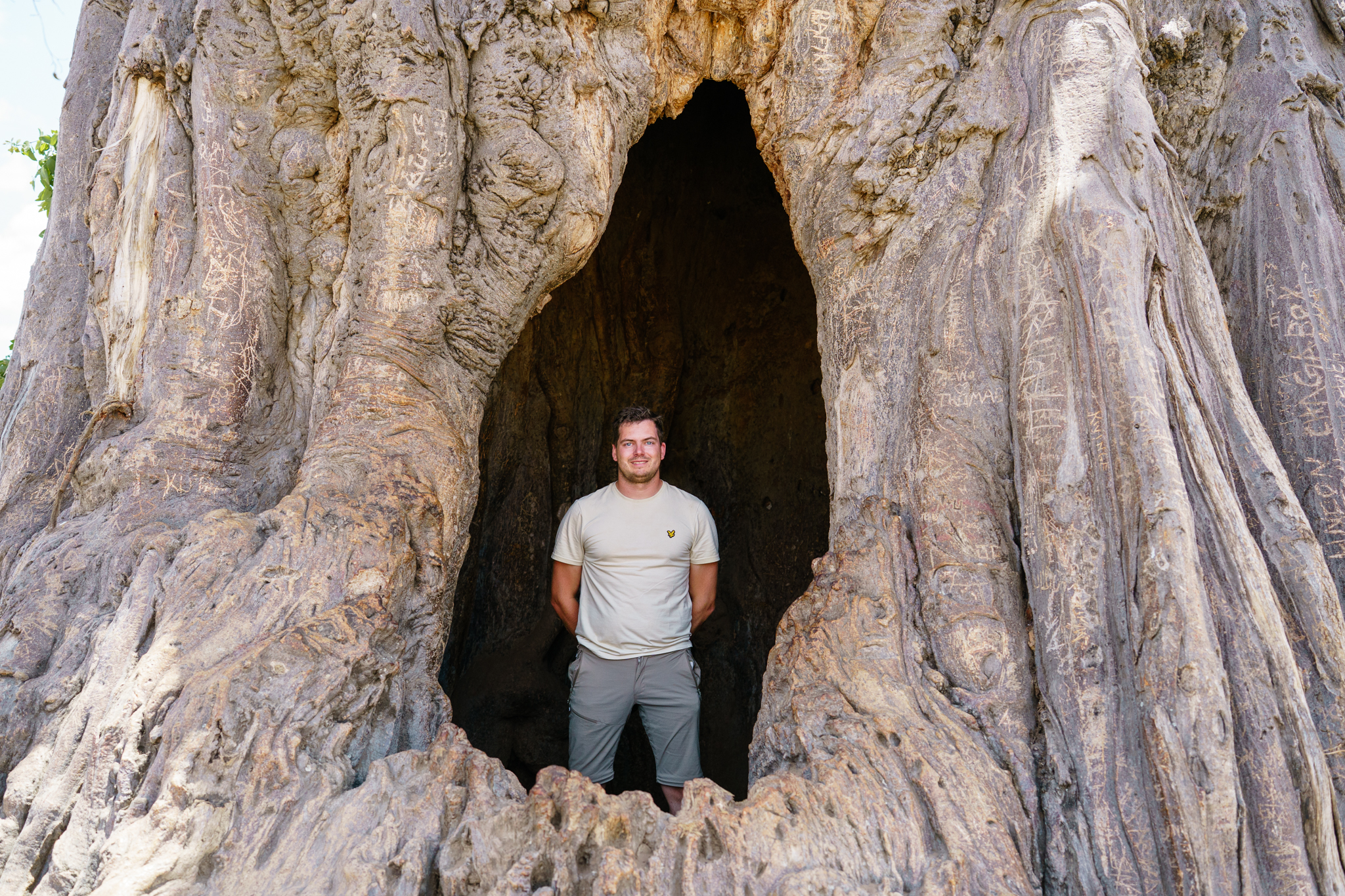 Robin Verheggen in de holle stam van een eeuwenoude baobab in Tarangire, Tanzania